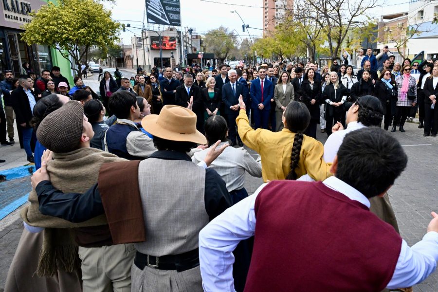 Una Caminata Cultural reunió música, danza y tradiciones para celebrar la fundación de la ciudad