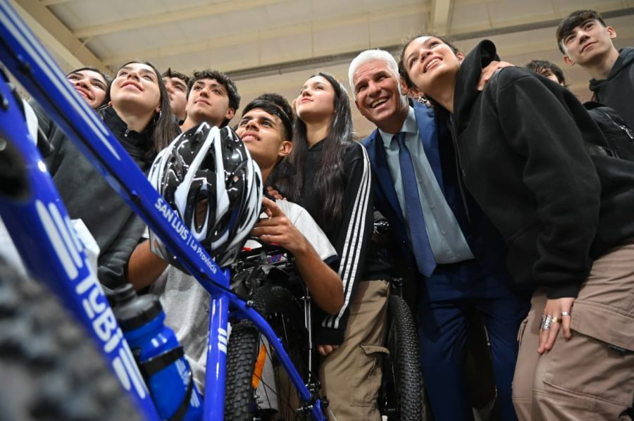 Más de 500 estudiantes de Villa Mercedes recibieron sus TuBi de manos del Gobernador