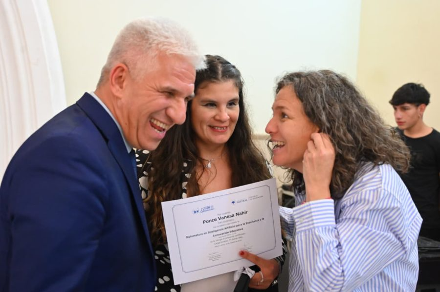Más de 220 docentes y directivos recibieron sus certificados de la Diplomatura en IA