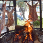 Comer una porción de chivito a la llama en Villa de Merlo cuesta entre 25 y 30 mil pesos