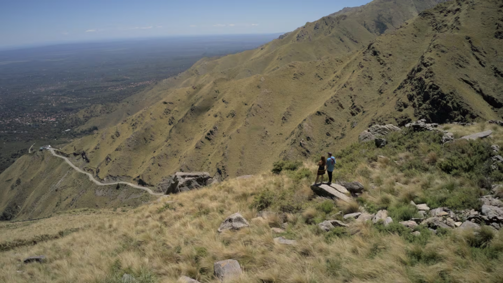 Tiene 24.000 habitantes, pero recibe más de 95.000 turistas en verano: la ciudad de San Luis con montañas y paisajes únicos